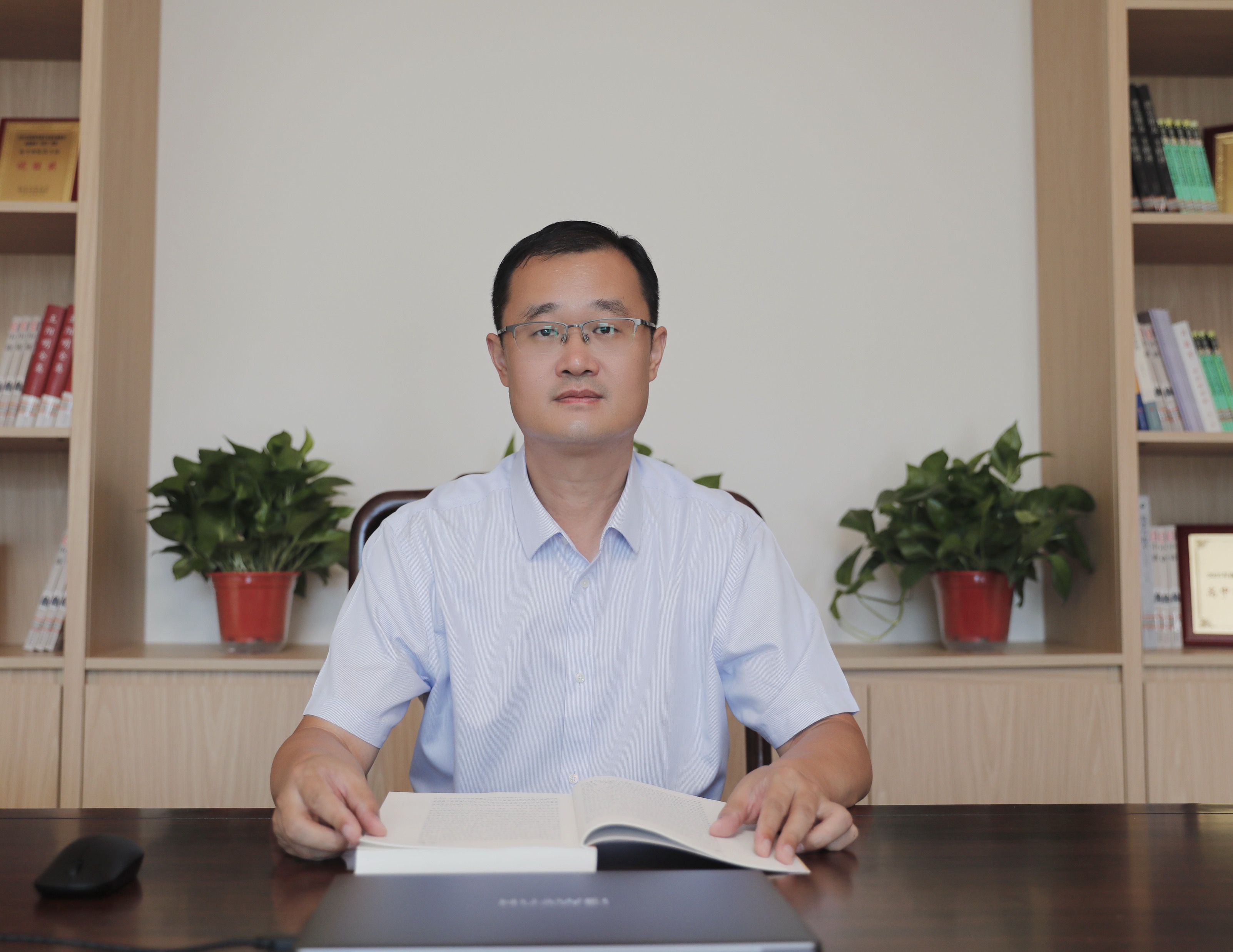 刘校长正装照.jpg