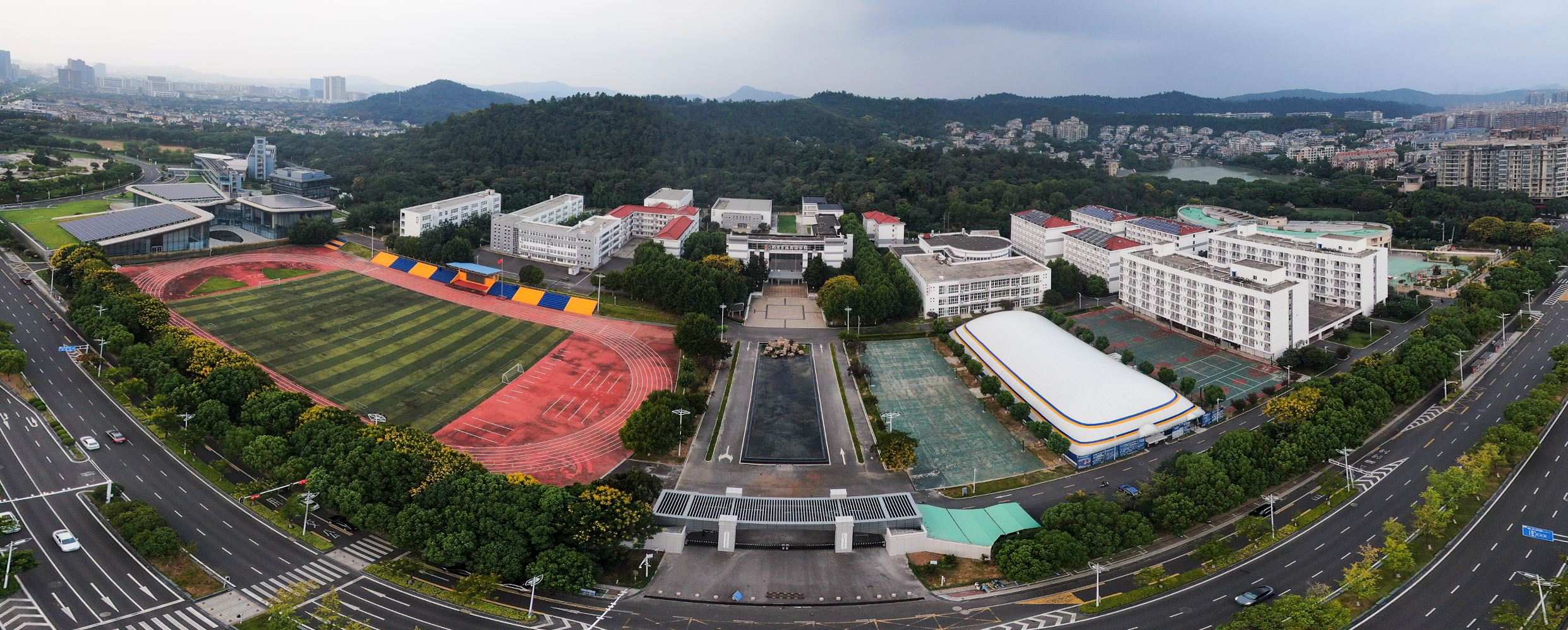 学校航拍全景图.jpg 学校航拍全景图.jpg